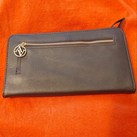 Adrienne Vittadini Studio designer wallet purse LIKE NEW - Picture 1 of 6